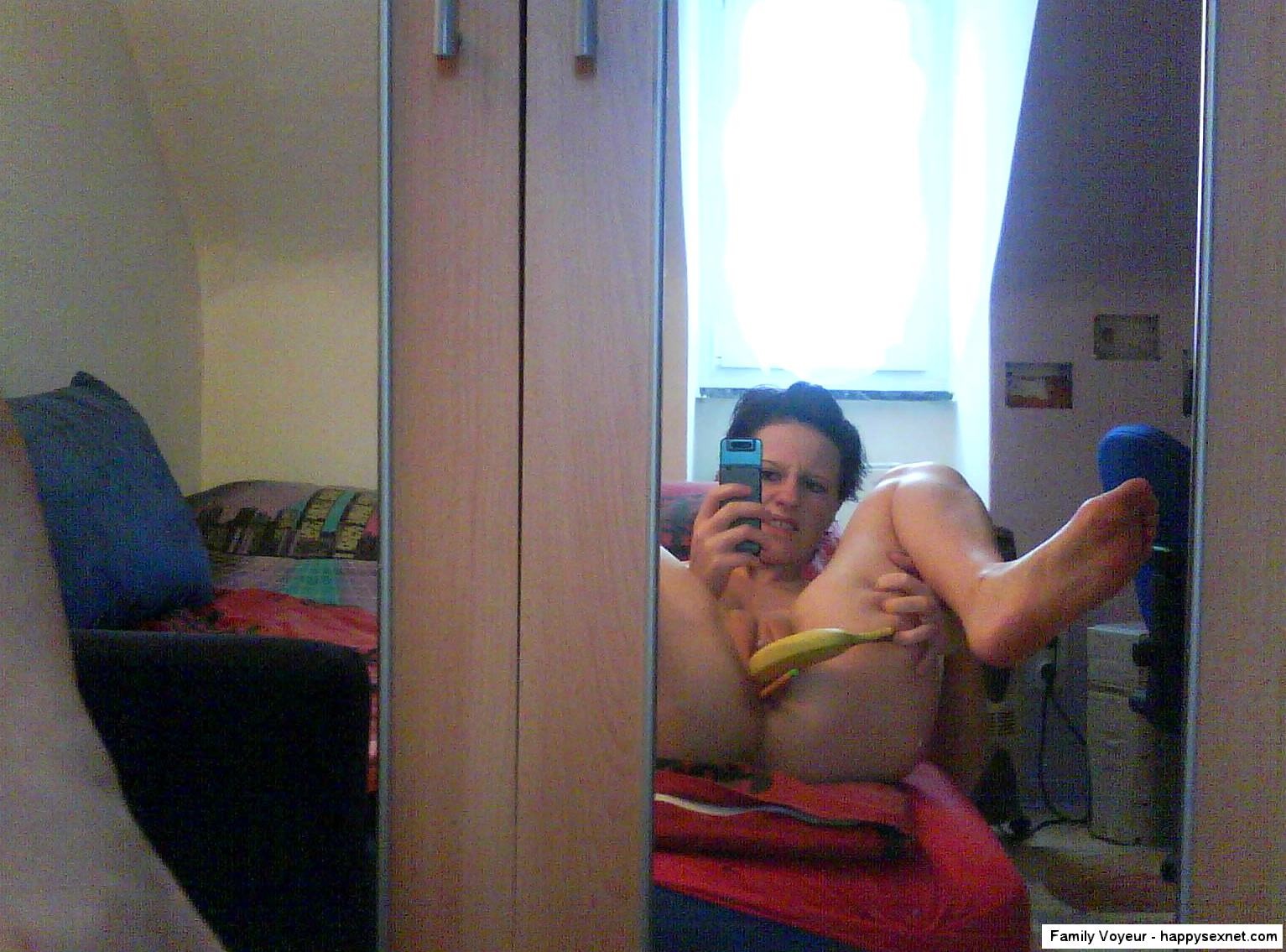 Kinky kurzhaarige babe selbst-shooting in der nacktheit und Füllung ihren Arsch
 #69018293