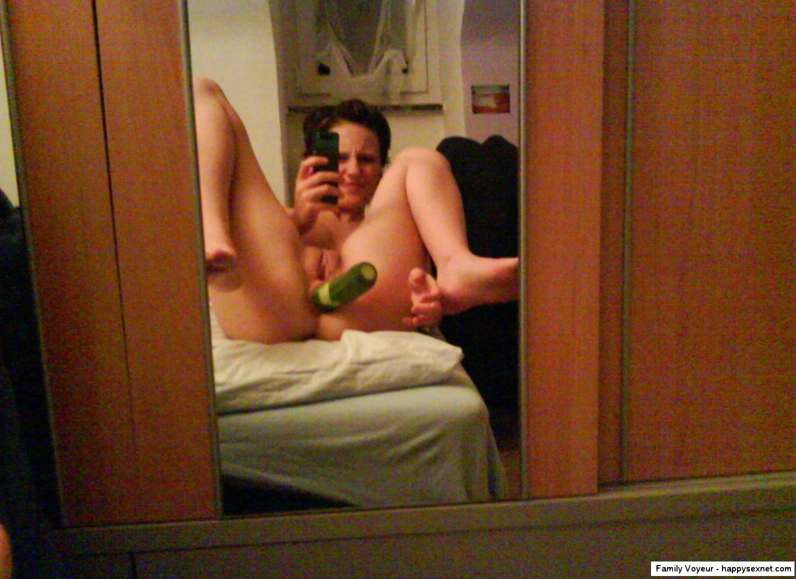 Kinky kurzhaarige babe selbst-shooting in der nacktheit und Füllung ihren Arsch
 #69018362