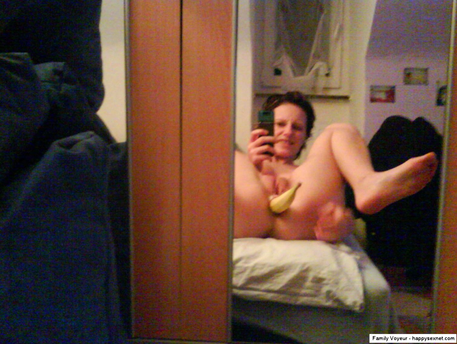 Kinky kurzhaarige babe selbst-shooting in der nacktheit und Füllung ihren Arsch
 #69018543
