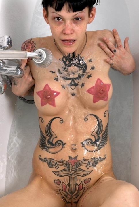 Carina bruna tatuata teenager in posa nella vasca da bagno
 #73231666