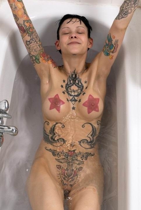 Carina bruna tatuata teenager in posa nella vasca da bagno
 #73231678