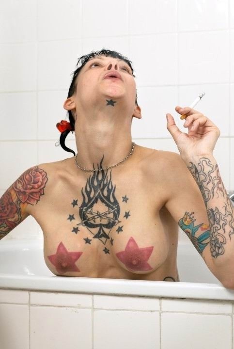 Carina bruna tatuata teenager in posa nella vasca da bagno
 #73231686
