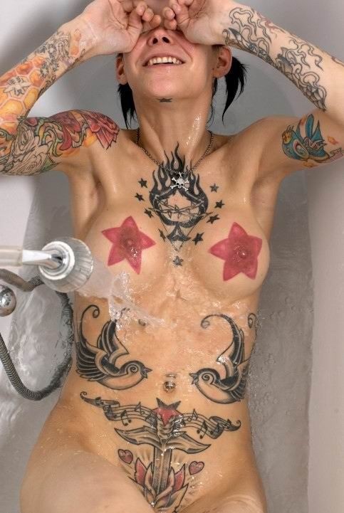 Carina bruna tatuata teenager in posa nella vasca da bagno
 #73231702