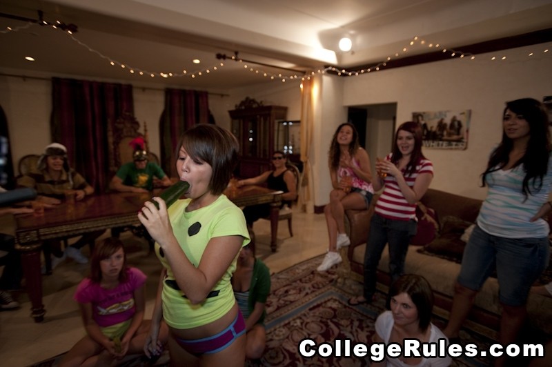 大学生の女の子がパーティーで裸になってフェラチオをする
 #74602935