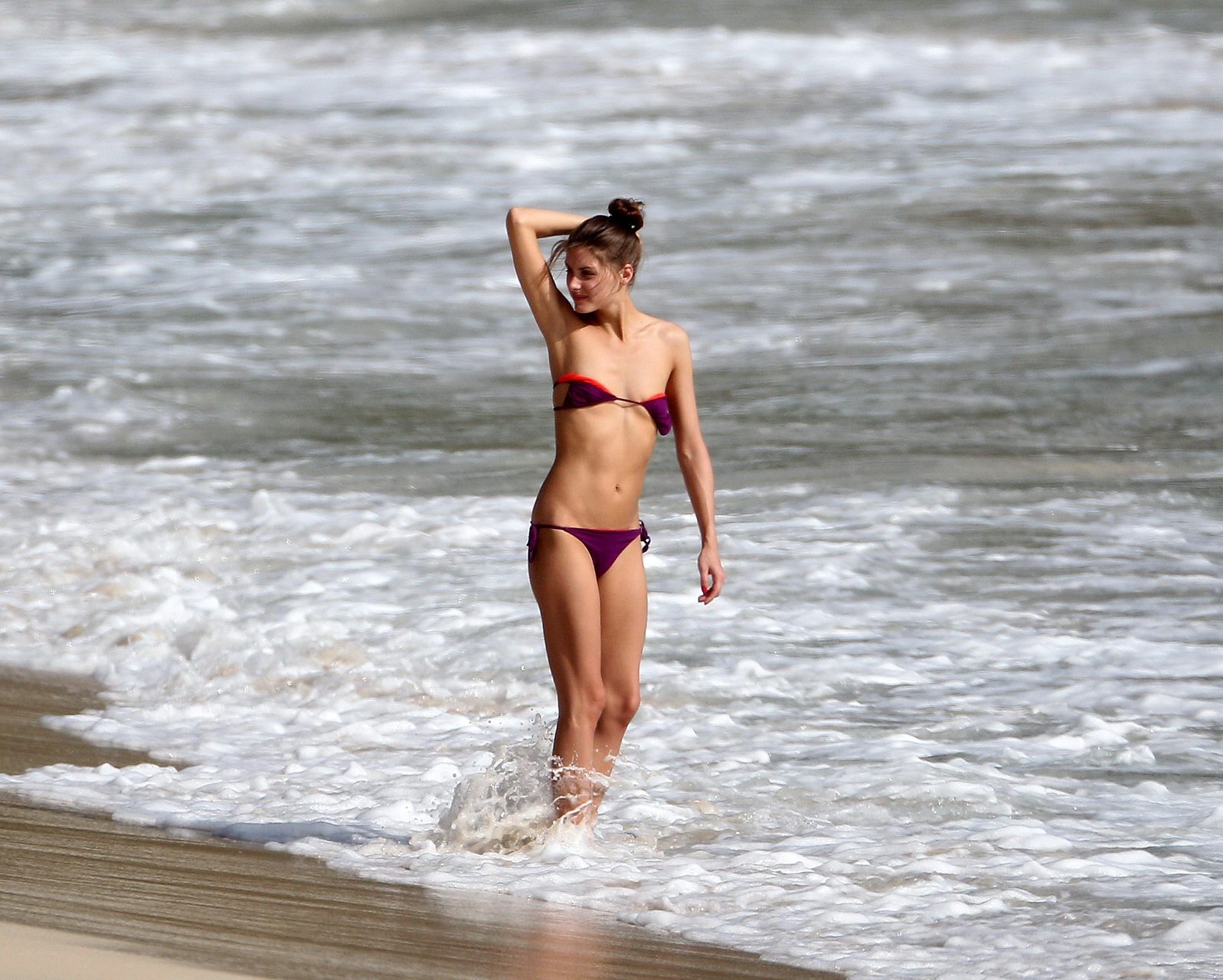 Olivia Palermo baisse le haut de son bikini moulant à la plage de Saint-Barthélemy.
 #75321770