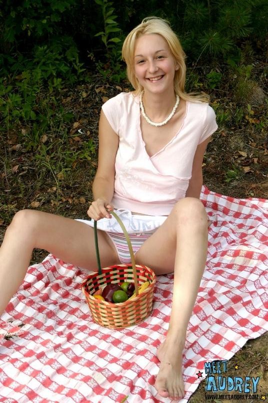 Niedliche Audrey zeigt ihre schönen Brüste draußen beim Picknick
 #78632161