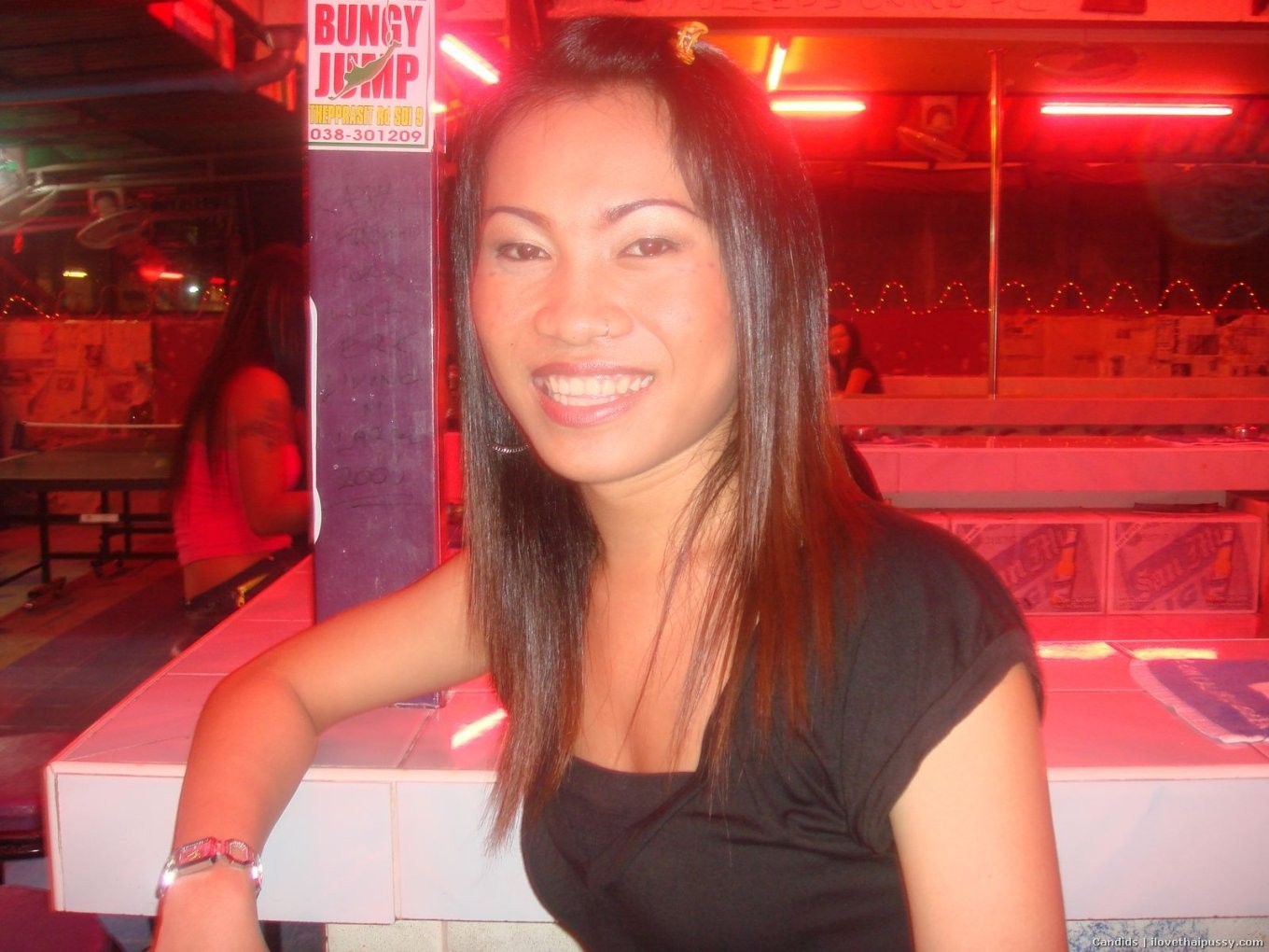 Les bargirls thaïlandais ivres payés pour baiser un touriste suédois hot bangkok hookers asian who
 #69868478