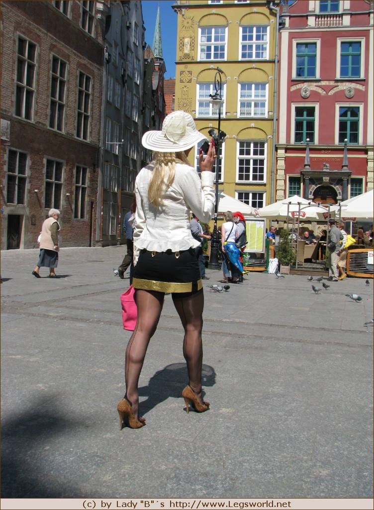 ストッキングをはいたドイツ人女性バーバラが公衆の面前でポーズをとる
 #76476189