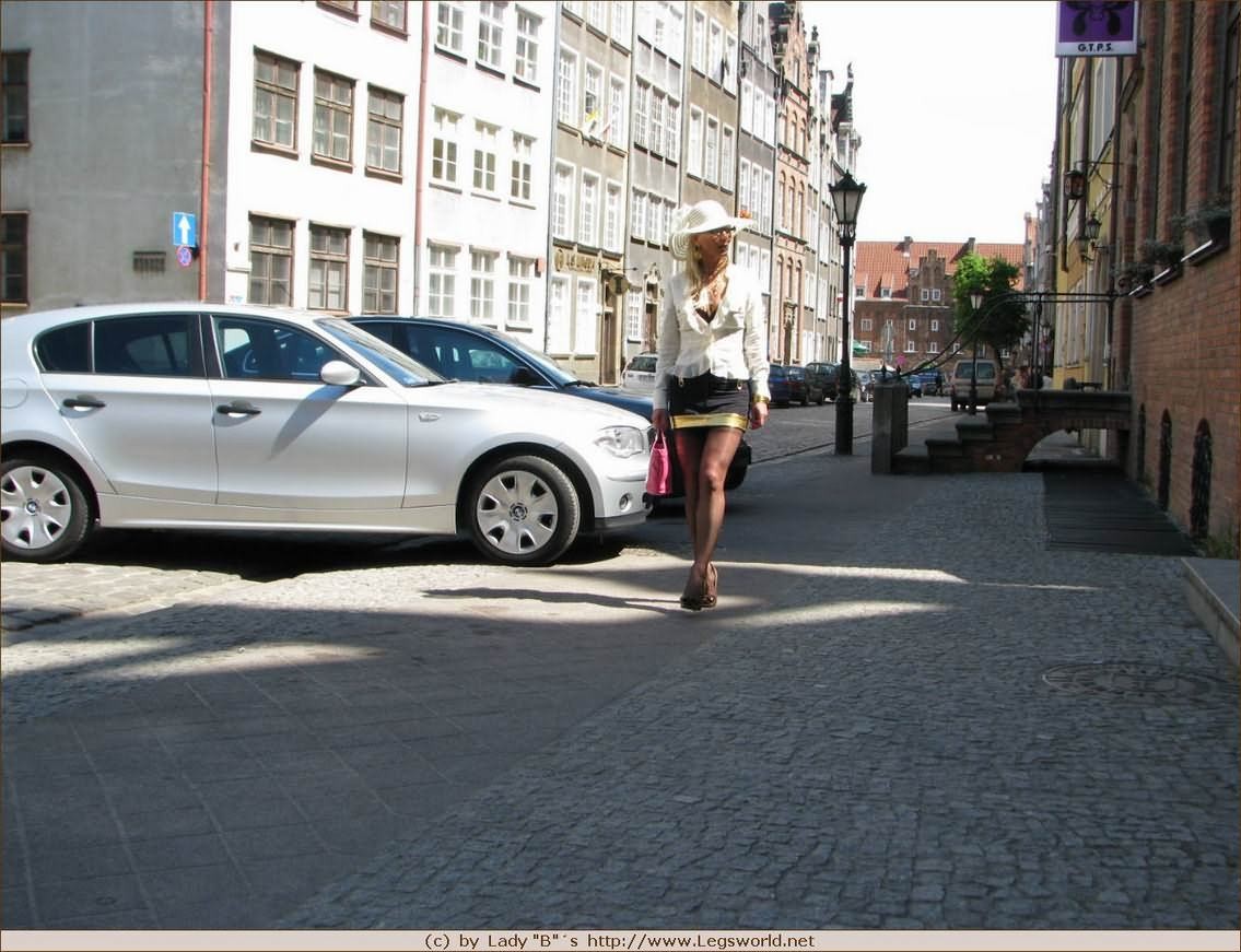 ストッキングをはいたドイツ人女性バーバラが公衆の面前でポーズをとる
 #76476220