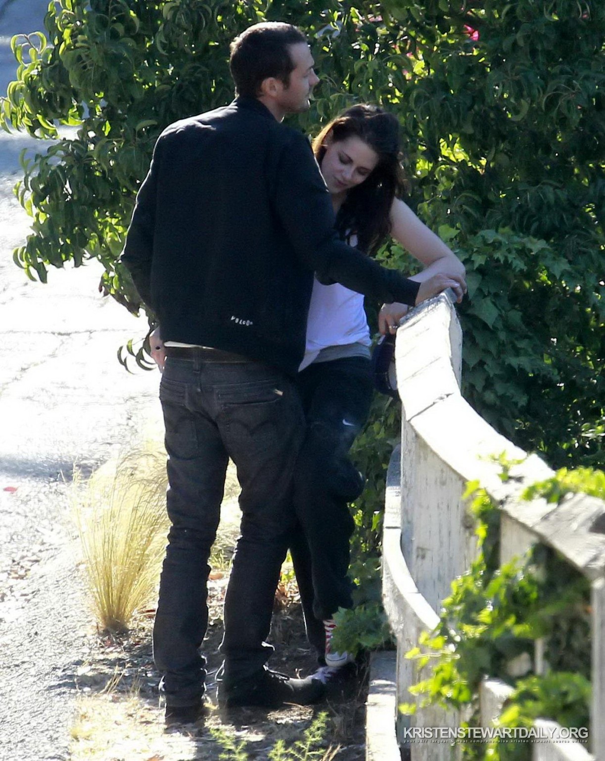 Kristen stewart getting groped dry humped on the side of the road
 #75256343