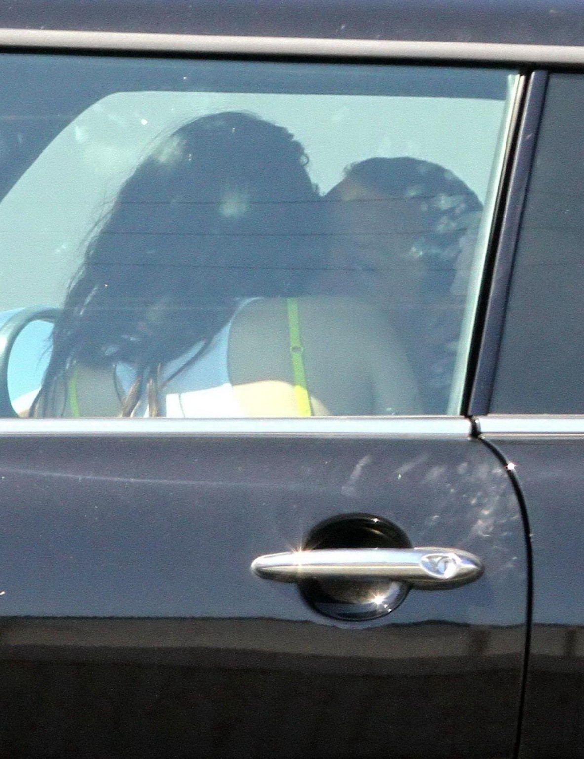 Kristen Stewart se fait tripoter et baiser sur le bord de la route.
 #75256344