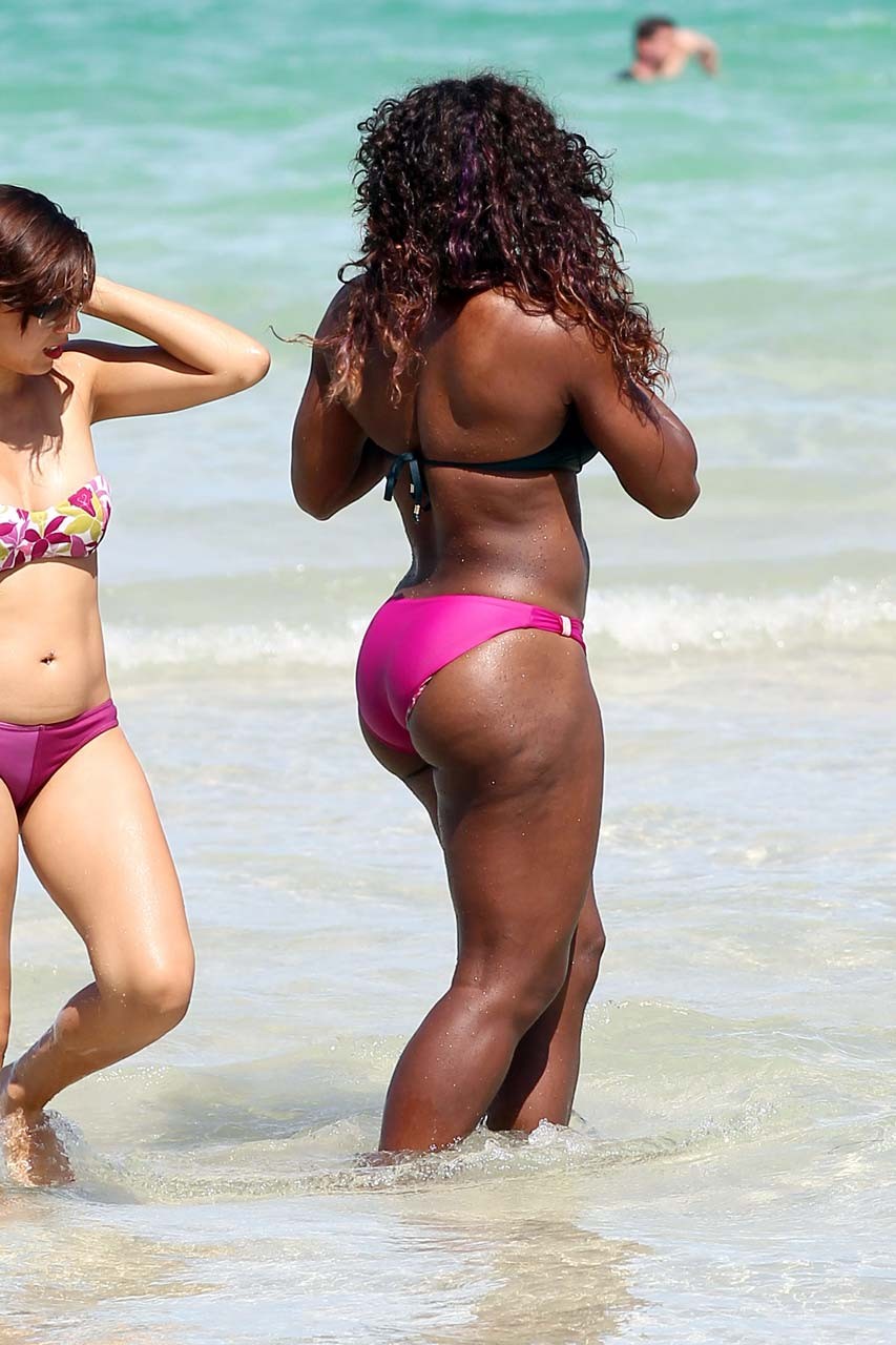 Serena williams exposant son corps sexy et son cul chaud en bikini sur la plage
 #75295904