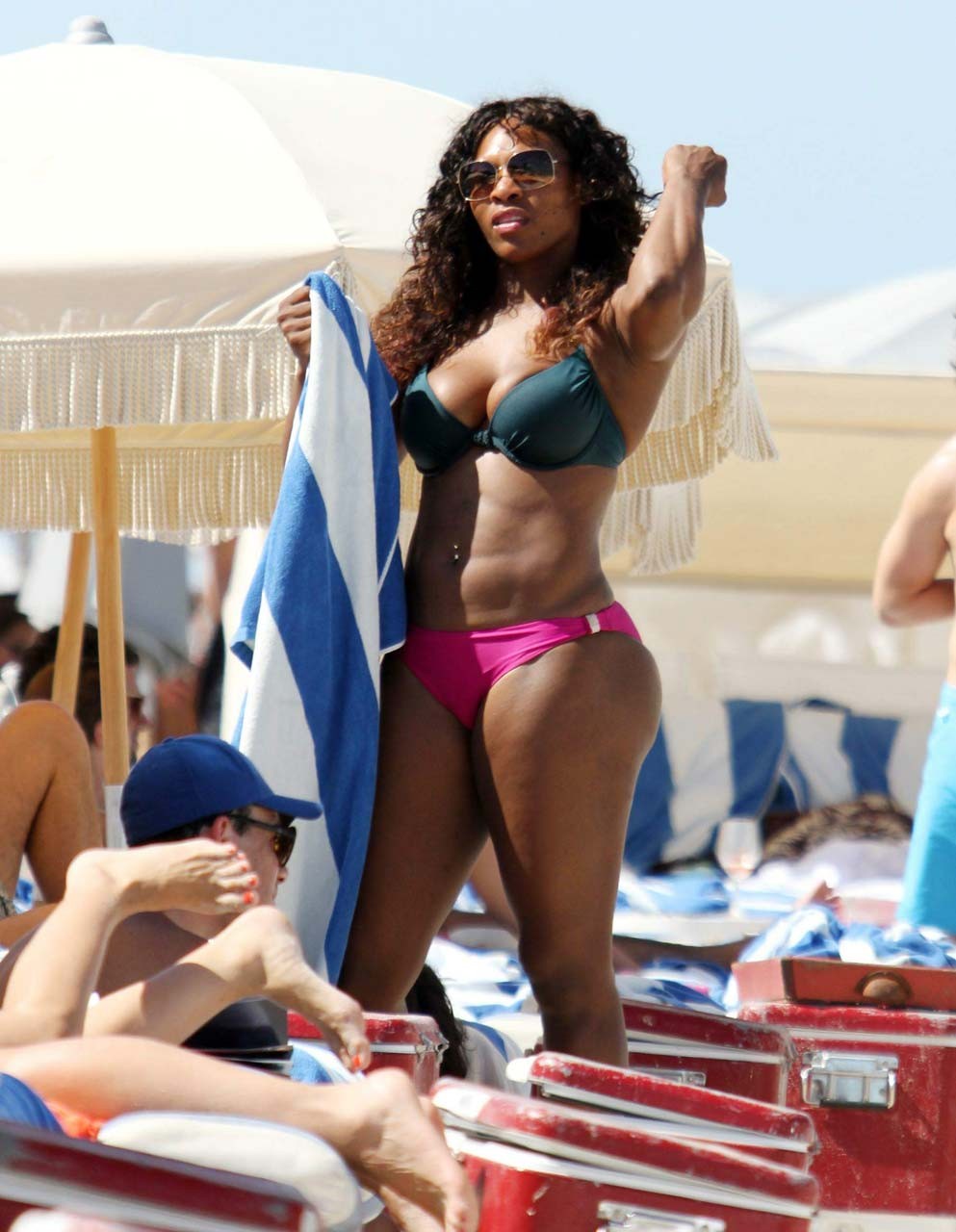 Serena williams mostrando cuerpo sexy y culo caliente en bikini en la playa
 #75295917