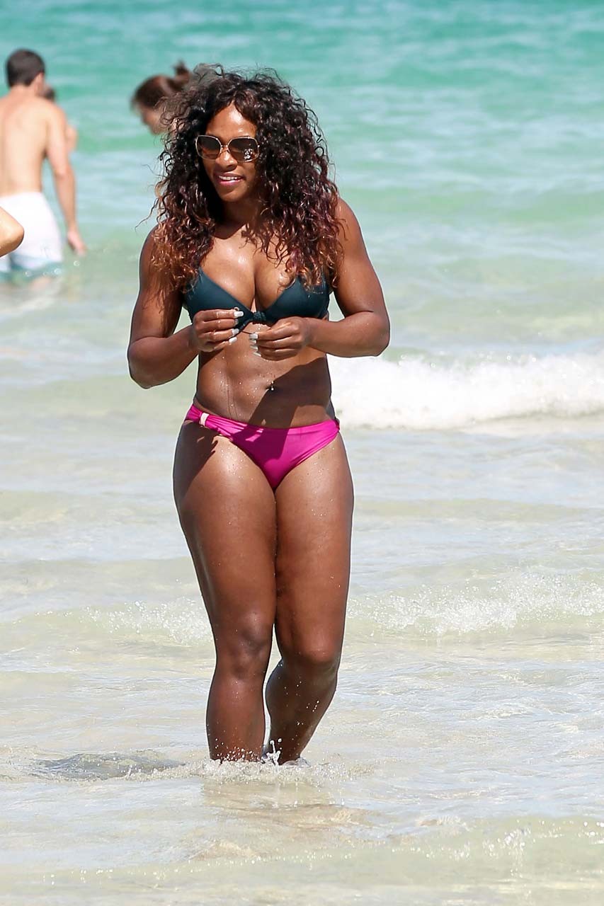 Serena Williams entblößt sexy Körper und heißen Arsch im Bikini am Strand
 #75295971