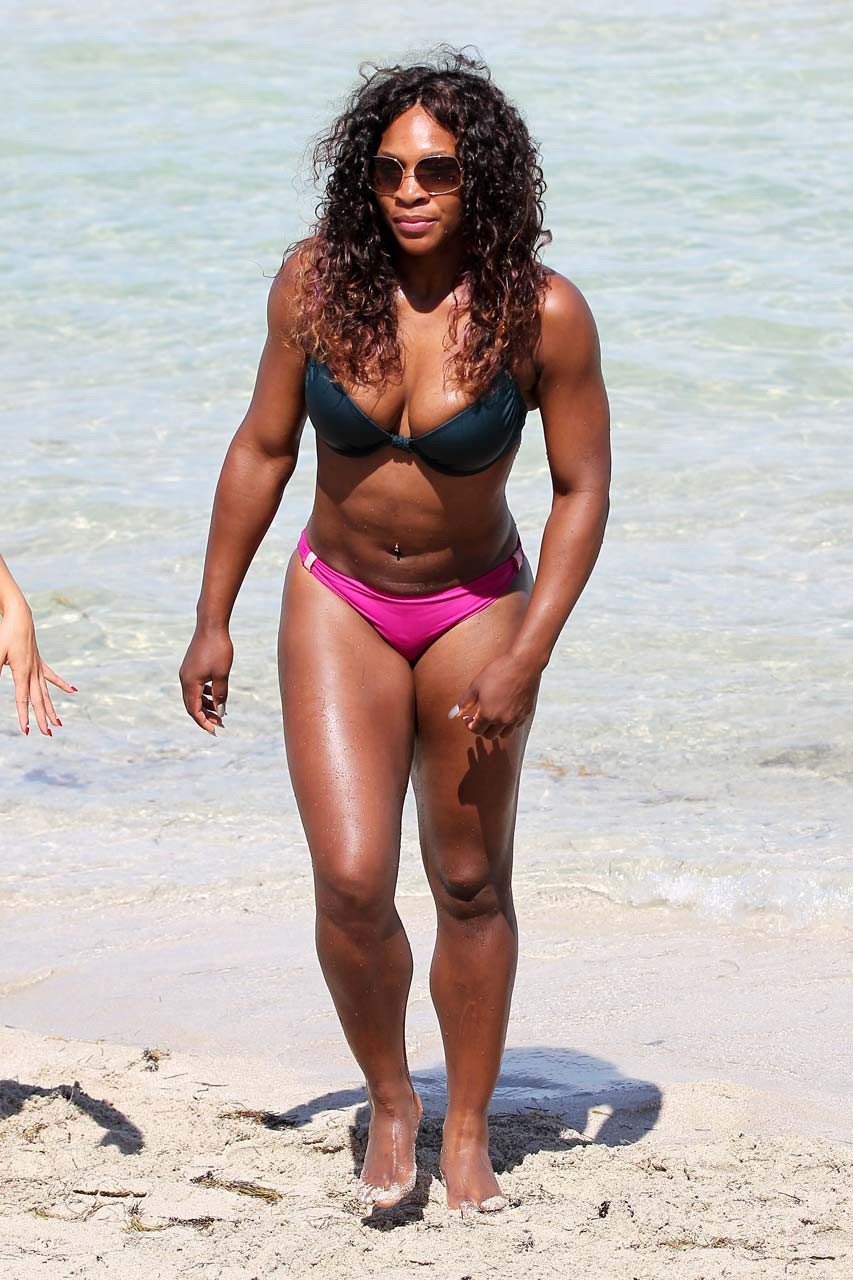 Serena Williams entblößt sexy Körper und heißen Arsch im Bikini am Strand
 #75295975