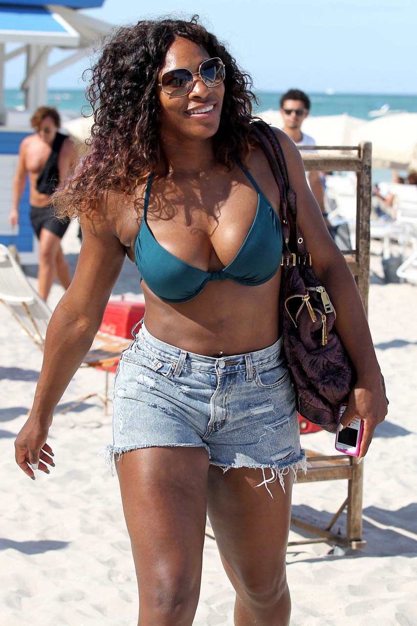 Serena Williams entblößt sexy Körper und heißen Arsch im Bikini am Strand
 #75295981