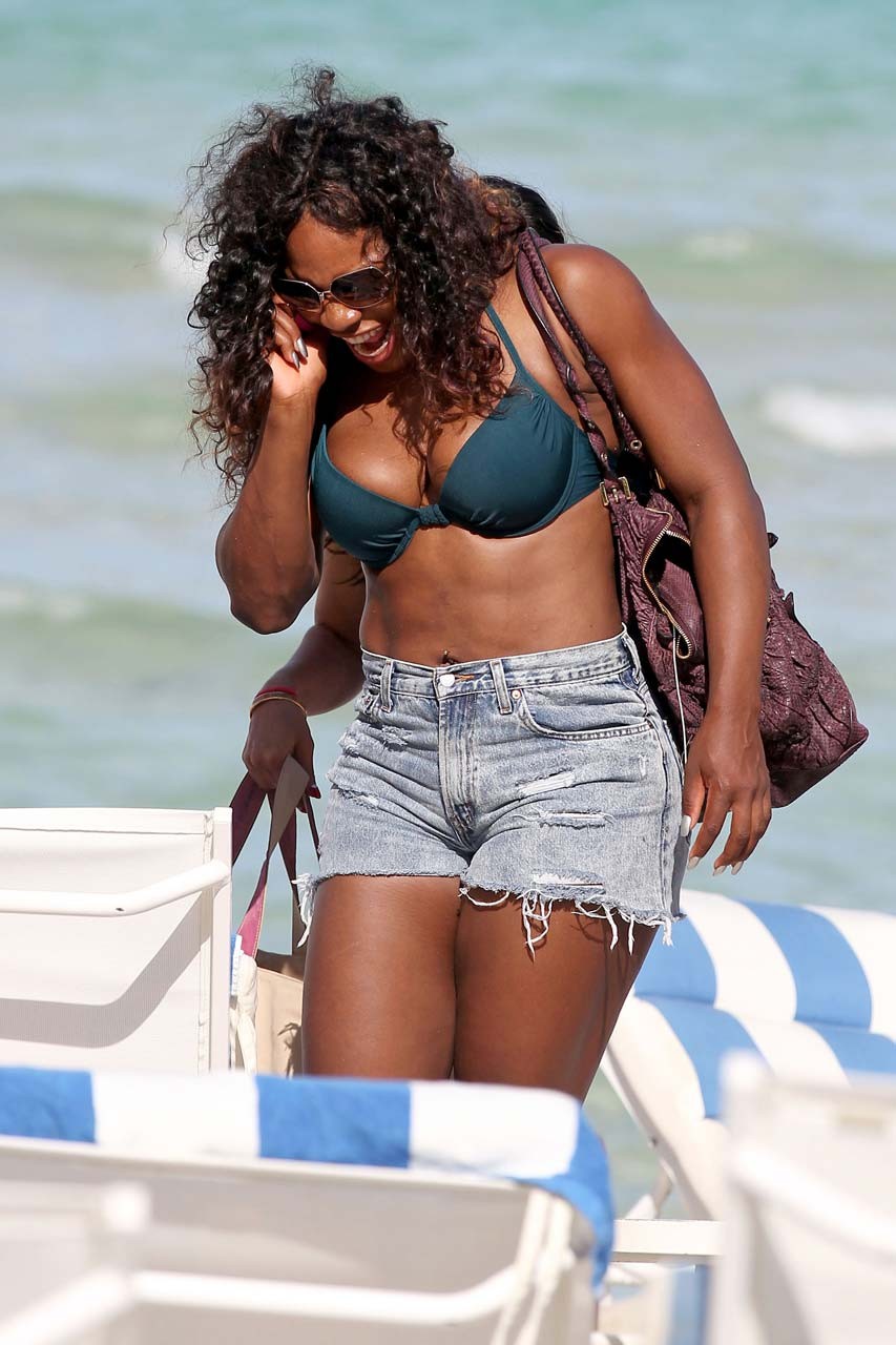 Serena williams mostrando cuerpo sexy y culo caliente en bikini en la playa
 #75295988