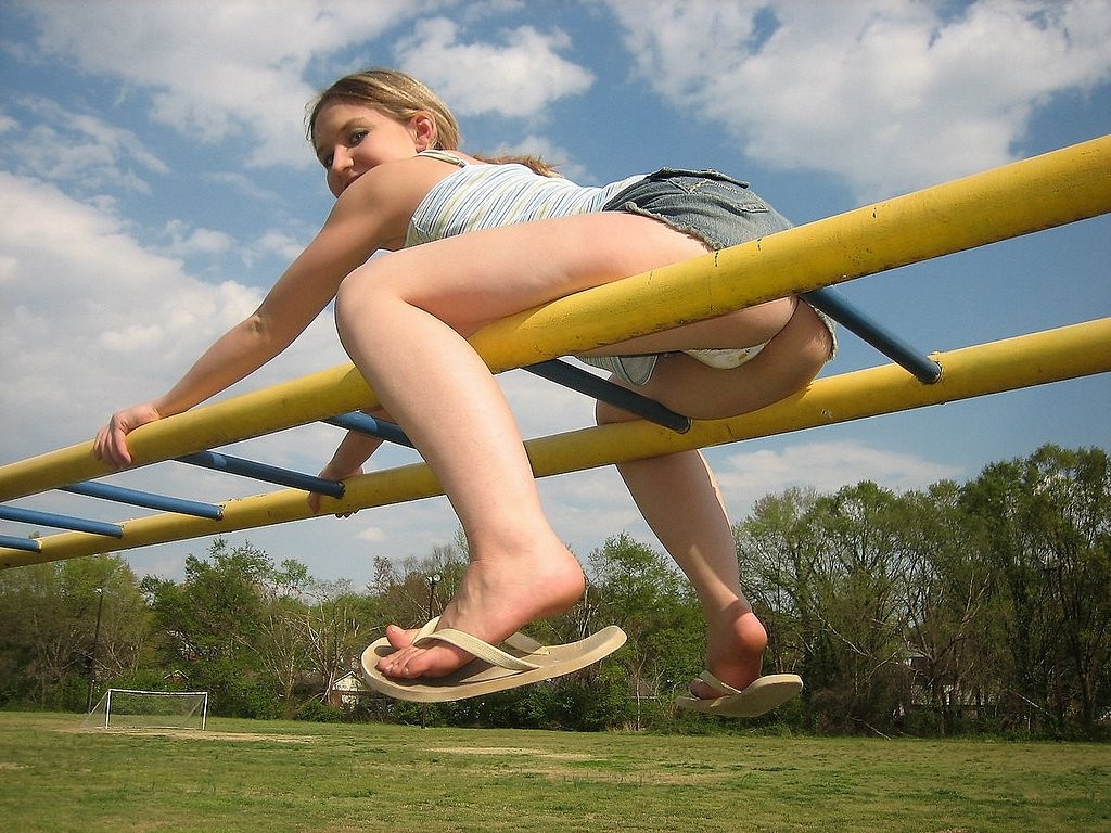 Zierliches Teenie zeigt ihre kleinen Tittchen auf dem Spielplatz
 #78654918