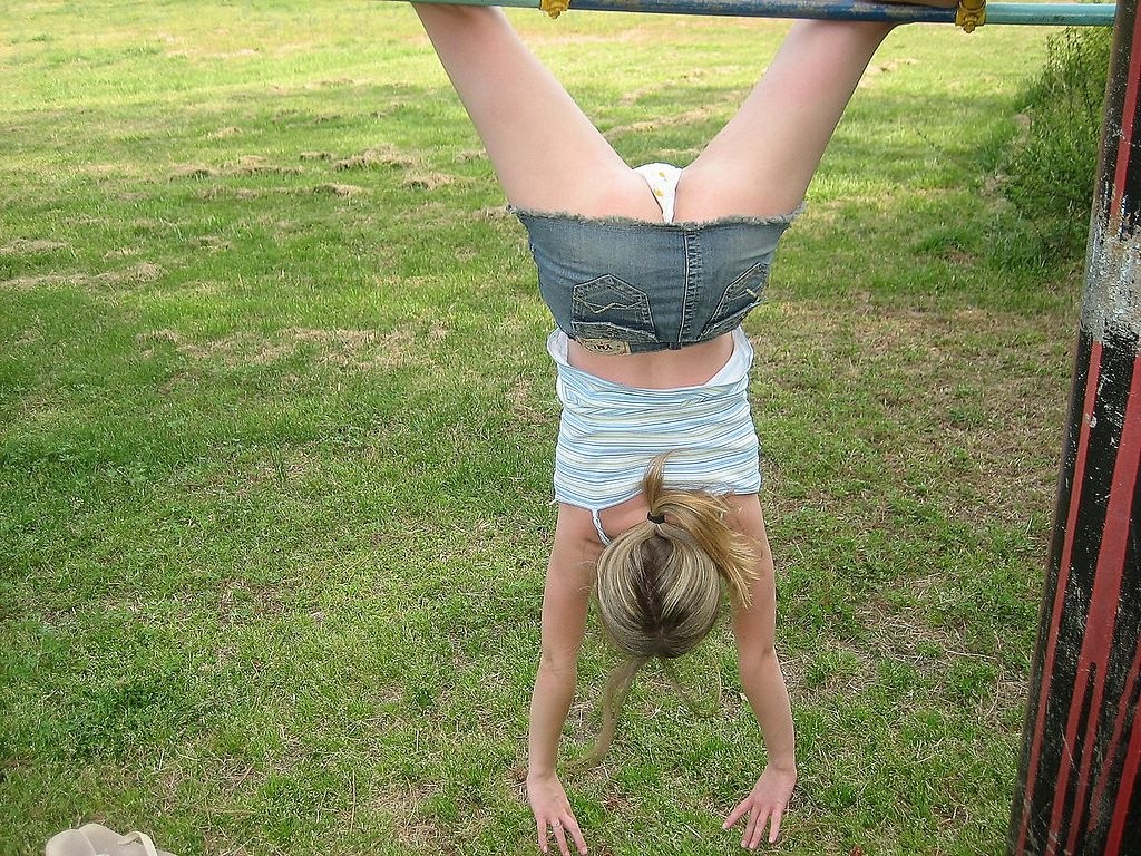 Zierliches Teenie zeigt ihre kleinen Tittchen auf dem Spielplatz
 #78654972