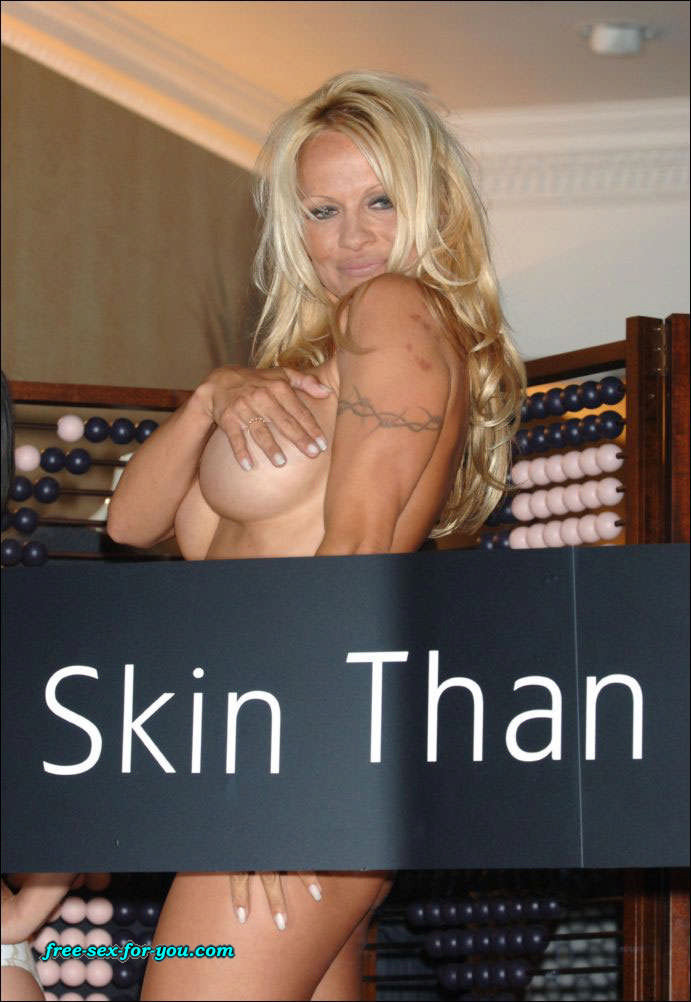 Pamela anderson zeigt ihre riesigen Titten und posiert nackt
 #75434332