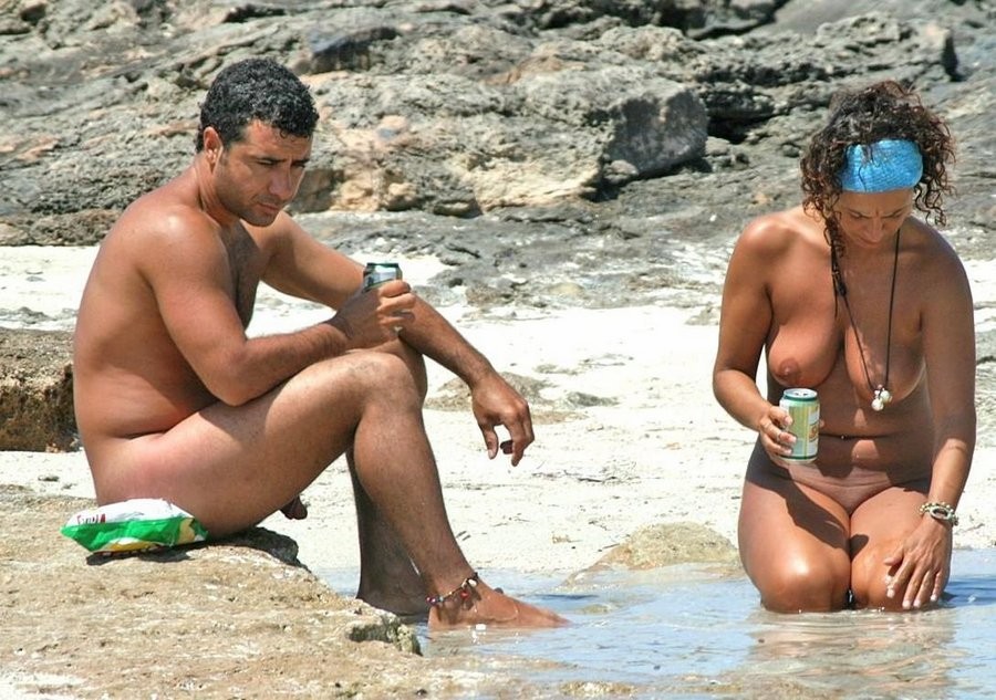 Giovane nudista magra fuma in un caldo giorno d'estate
 #72255876