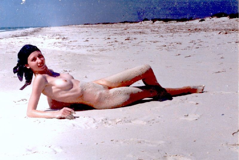 Le giornate calde richiedono nudità adolescenziale sulla sabbia calda
 #72252234