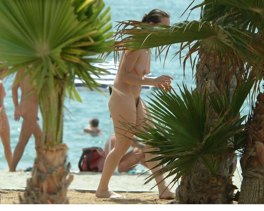 Le giornate calde richiedono nudità adolescenziale sulla sabbia calda
 #72252249