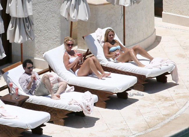 La méchante britney spears en jupe haute et bikini sexy.
 #75406727