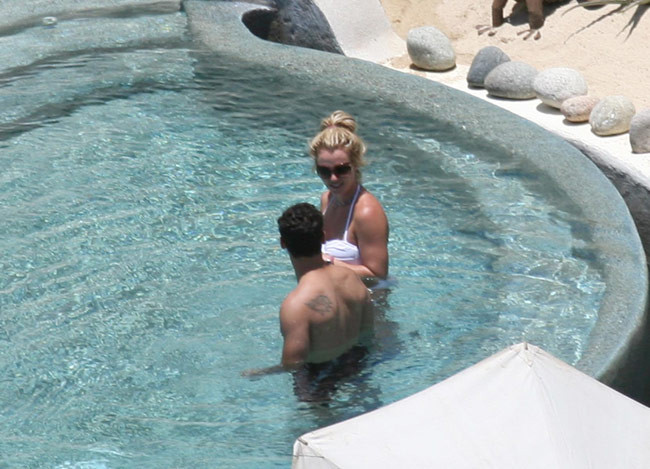 La méchante britney spears en jupe haute et bikini sexy.
 #75406739