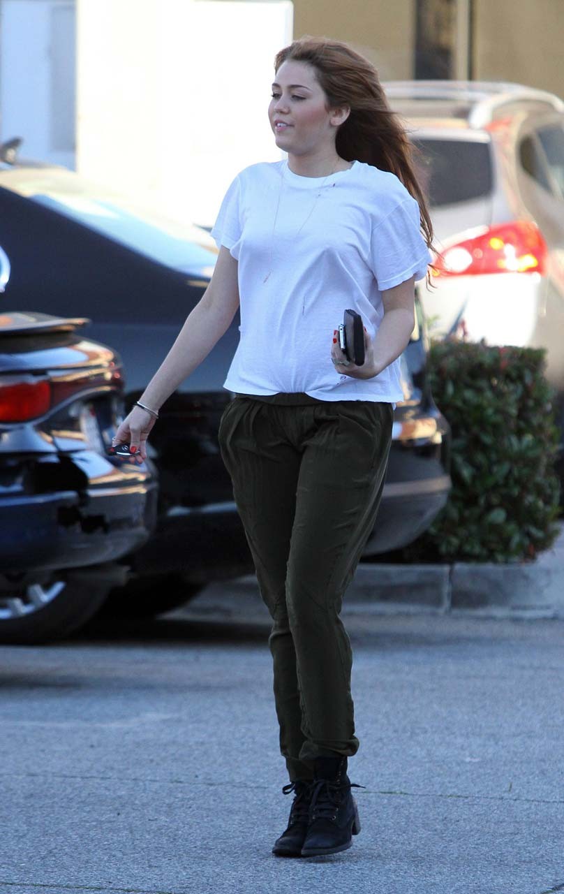 Miley Cyrus esponendo le sue belle gambe lunghe in pantaloncini di jeans e poco paparaz capezzolo
 #75318422