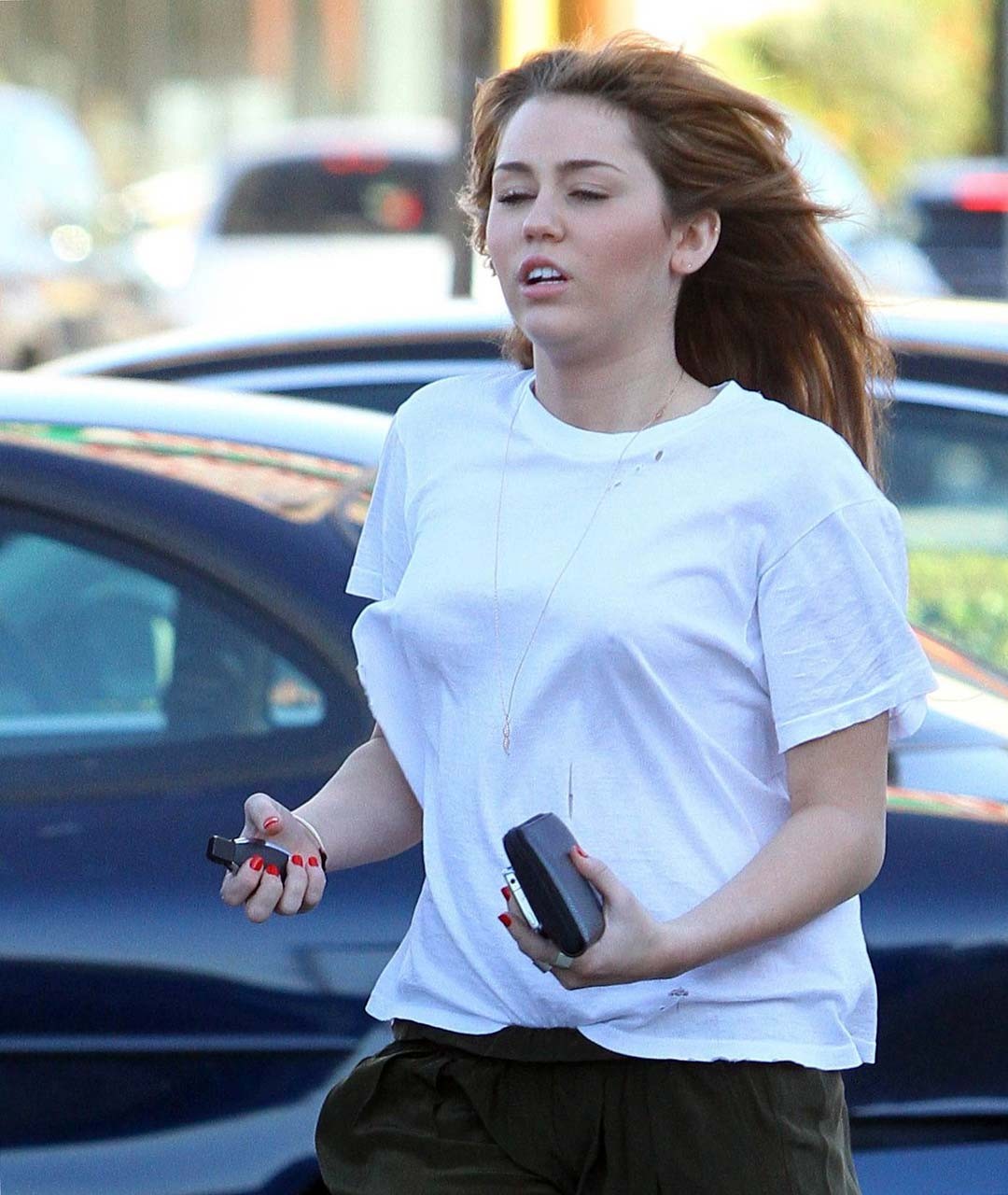 Miley Cyrus esponendo le sue belle gambe lunghe in pantaloncini di jeans e poco paparaz capezzolo
 #75318433