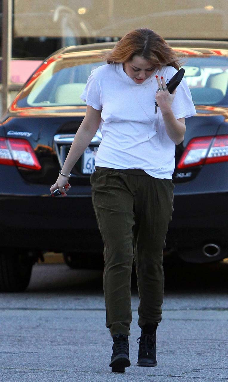 Miley Cyrus esponendo le sue belle gambe lunghe in pantaloncini di jeans e poco paparaz capezzolo
 #75318444
