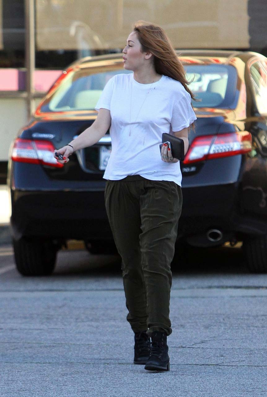 Miley Cyrus esponendo le sue belle gambe lunghe in pantaloncini di jeans e poco paparaz capezzolo
 #75318449