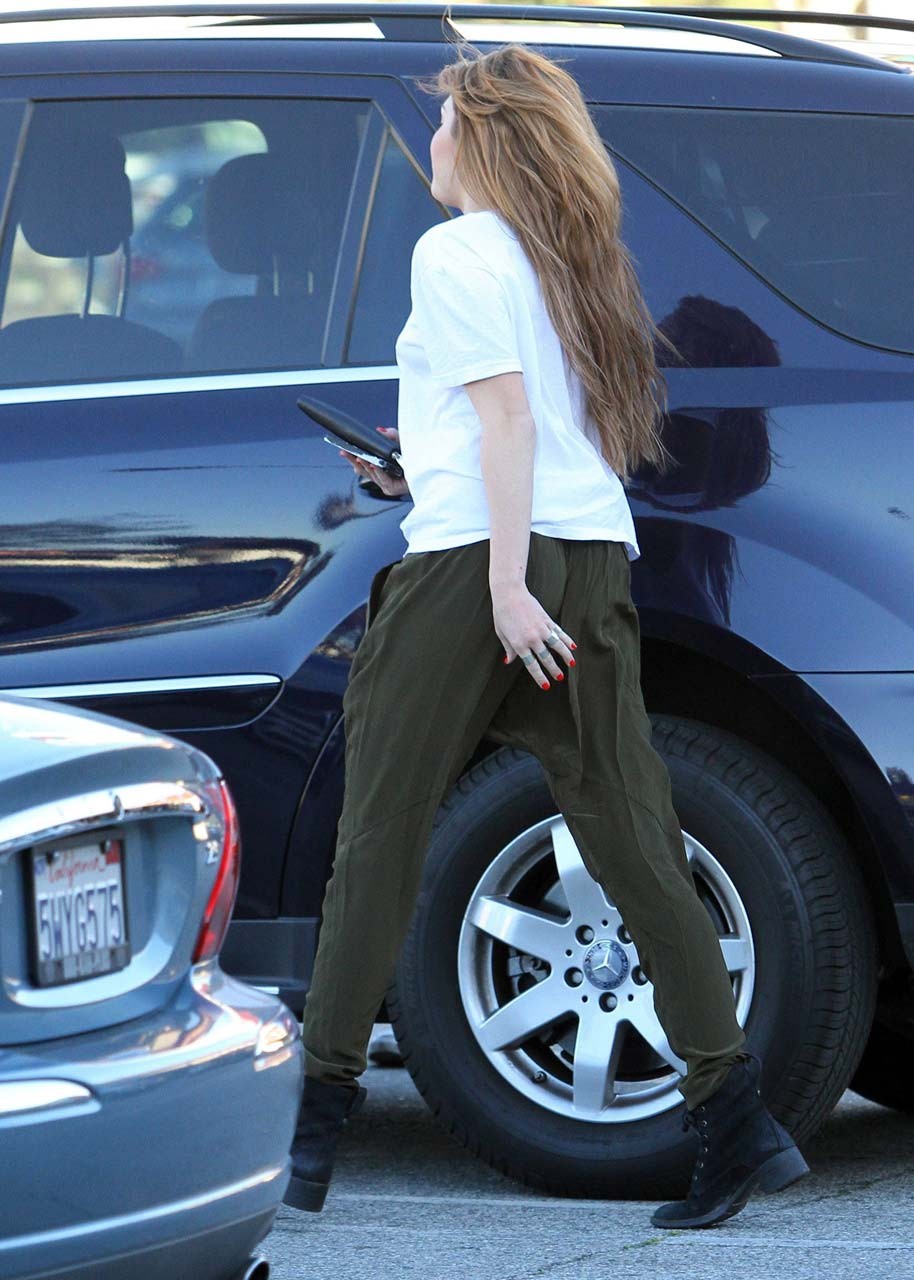 Miley Cyrus esponendo le sue belle gambe lunghe in pantaloncini di jeans e poco paparaz capezzolo
 #75318453