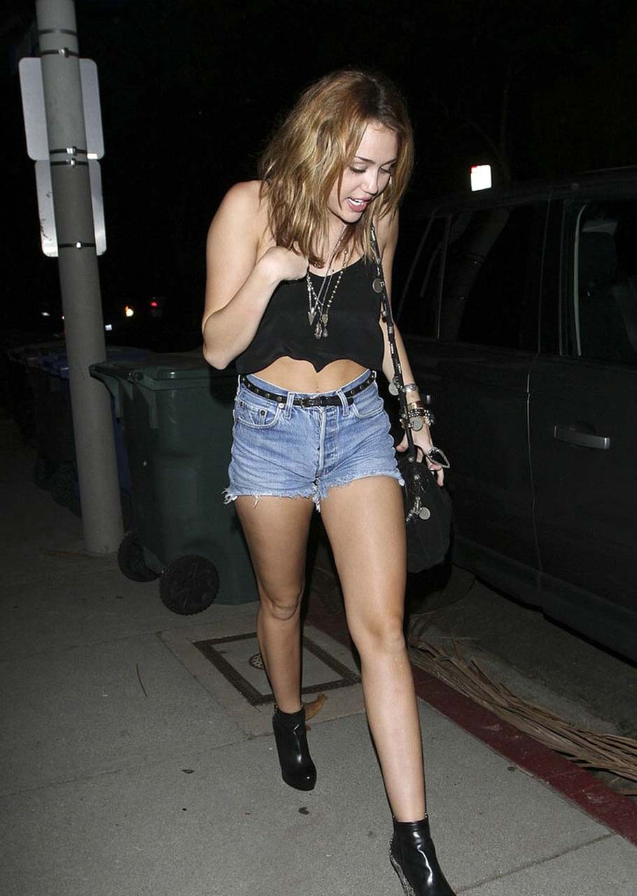 Miley cyrus exponiendo sus lindas y largas piernas en shorts de mezclilla y poco nippy paparaz
 #75318505