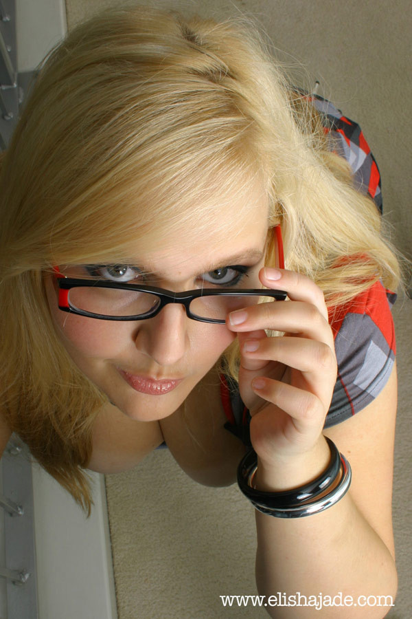 Sexy blonde Sekretärin in Strümpfen und Brille strippt
 #75562187