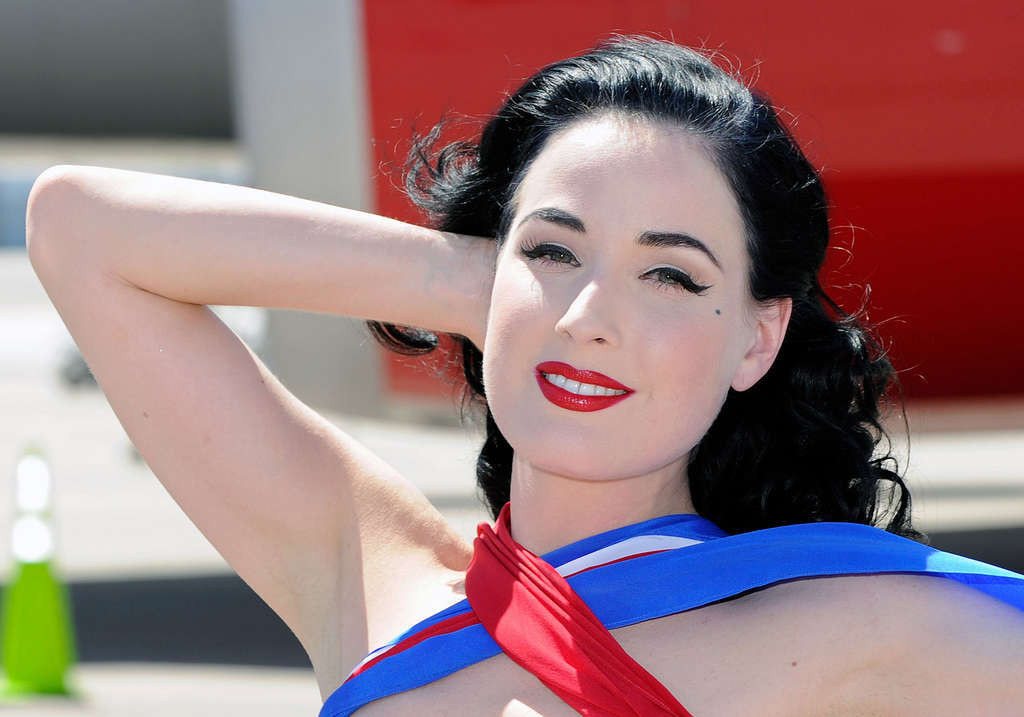 Dita von teese luciendo sexy en traje rojo y exponiendo sus tetas
 #75344059