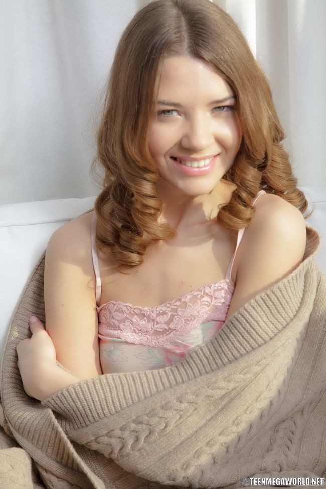 Schöner Teenie-Engel zeigt ihre schönen Titten und Muschi
 #71051677