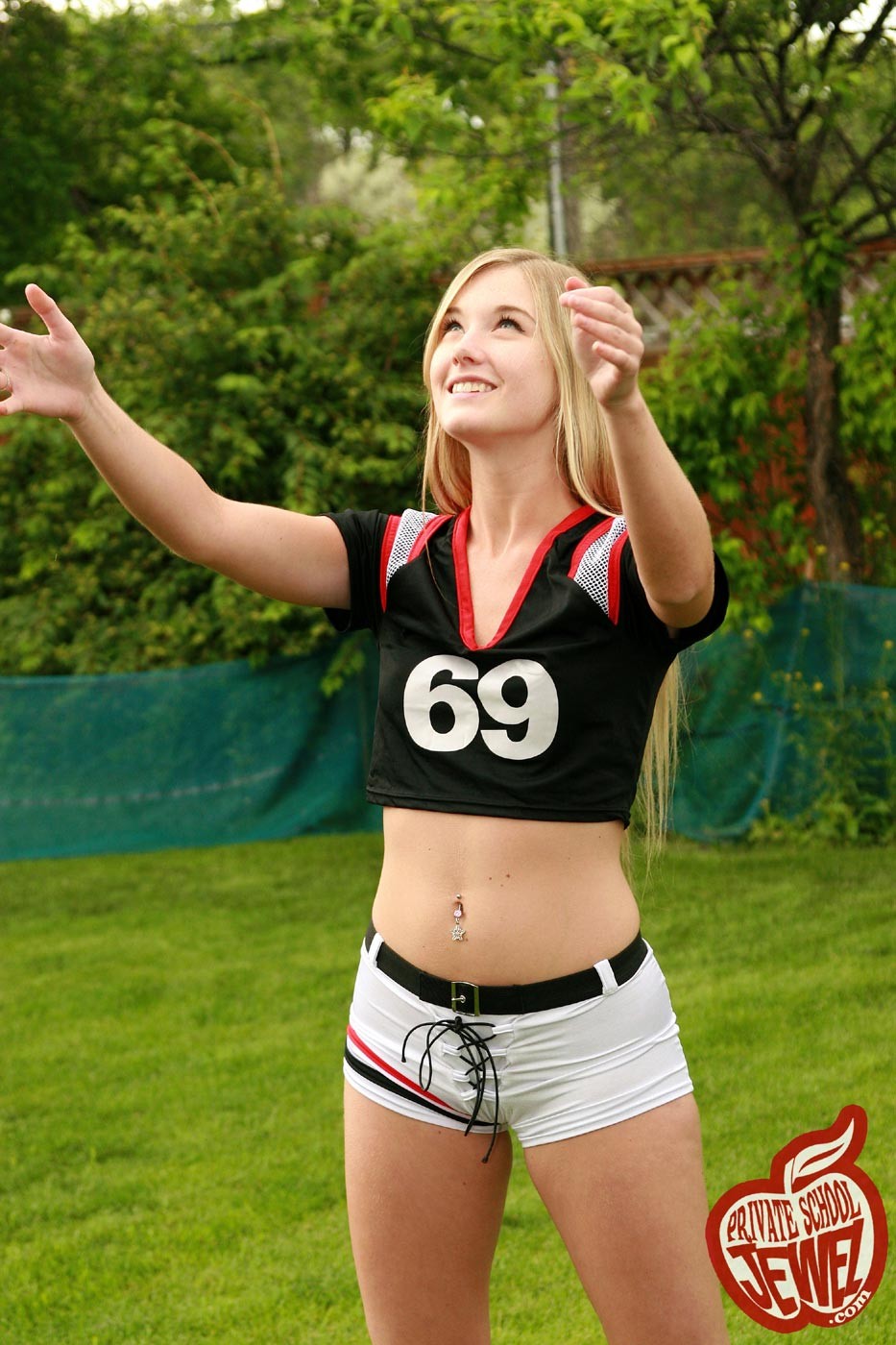 Niedliches blondes Teenie-Mädchen im Freien mit Fußball
 #73482749
