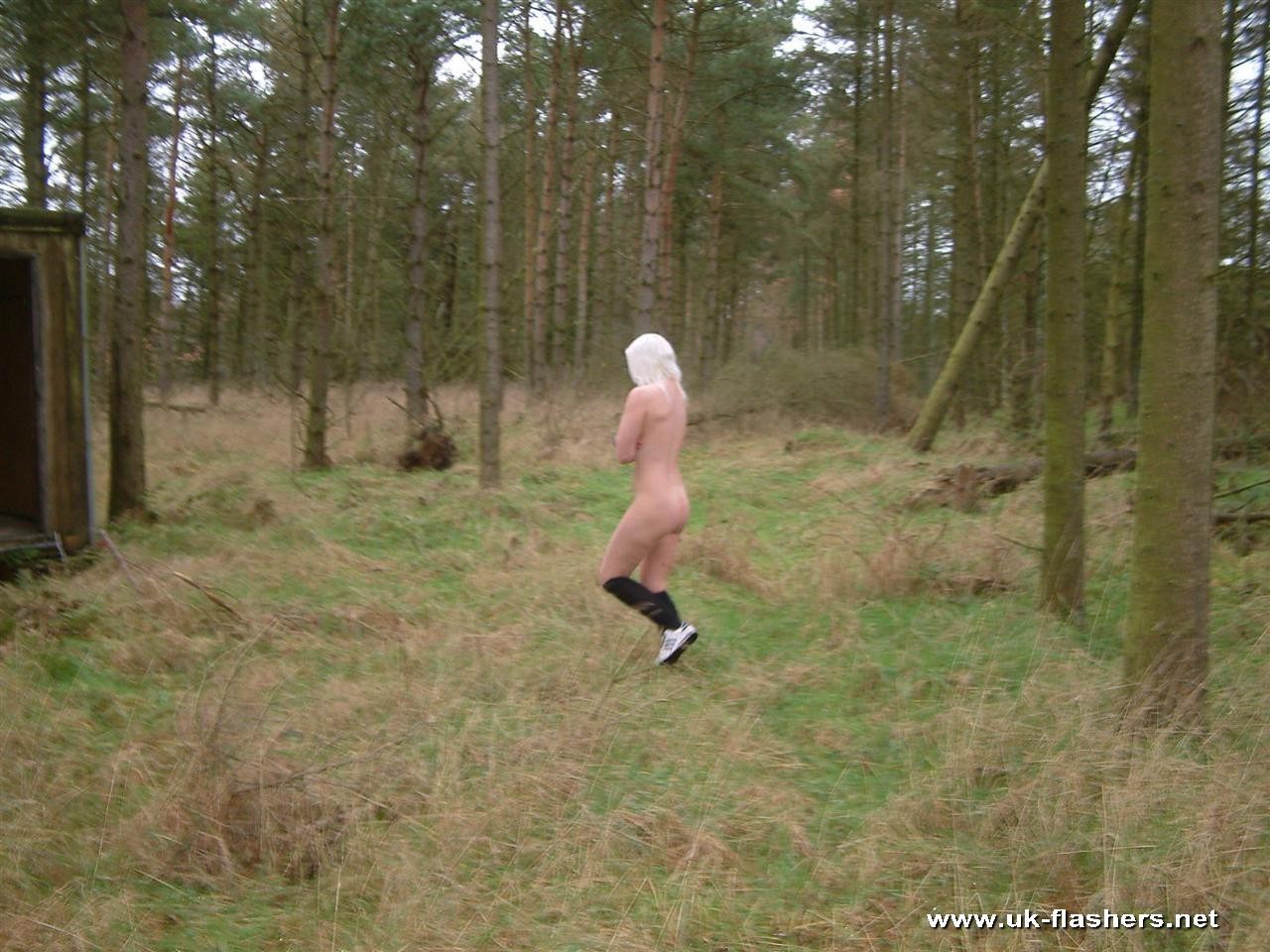 Rubia universitaria caos desnuda al aire libre y mostrando las tetas europeas bajo la operación
 #73513519