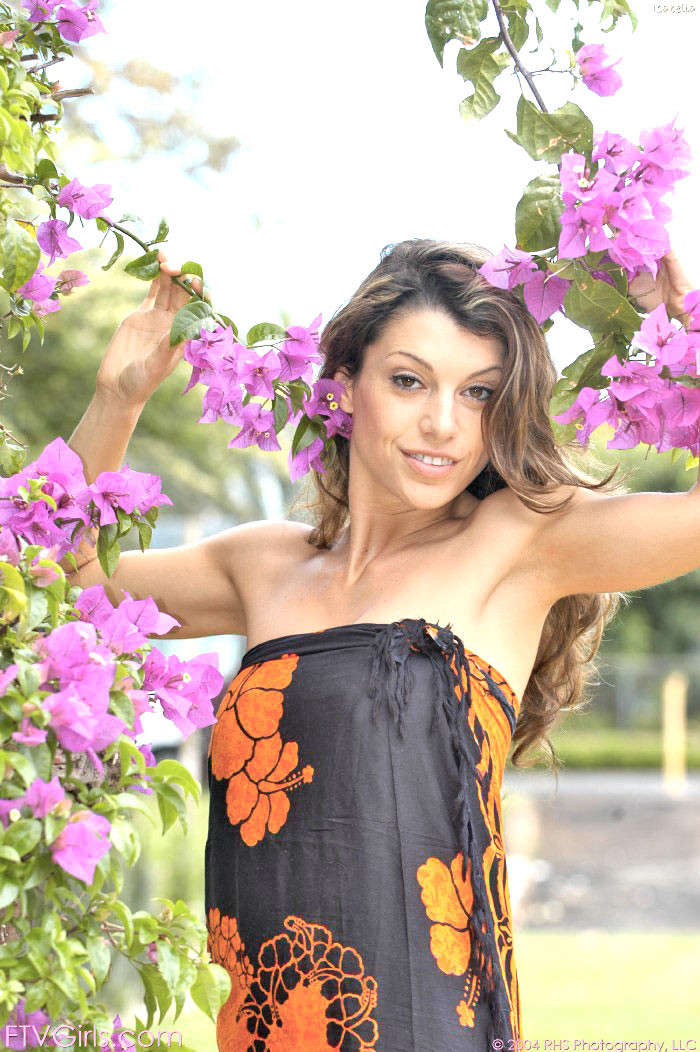 Morena desnuda posando con hermosas flores
 #75055978