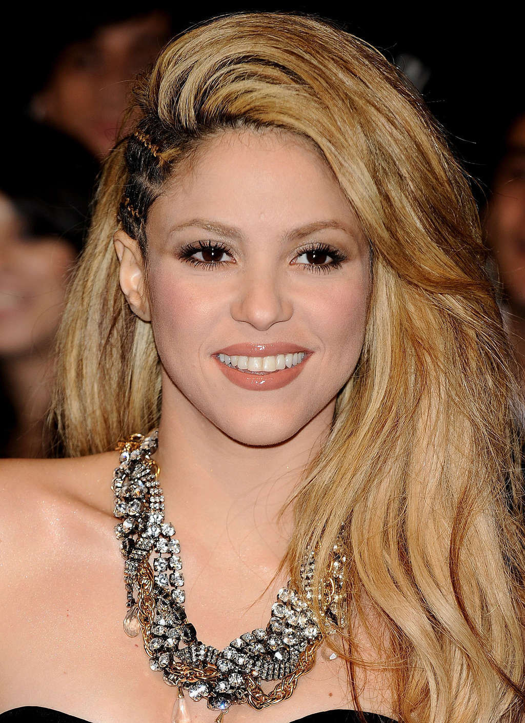 Shakira upskirt sul palco e guardando sexy in mini gonna foto paparazzi
 #75369801
