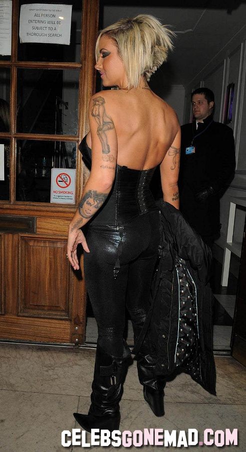 Jodie marsh entblößt ihre mega großen brüste in der öffentlichkeit
 #75359615