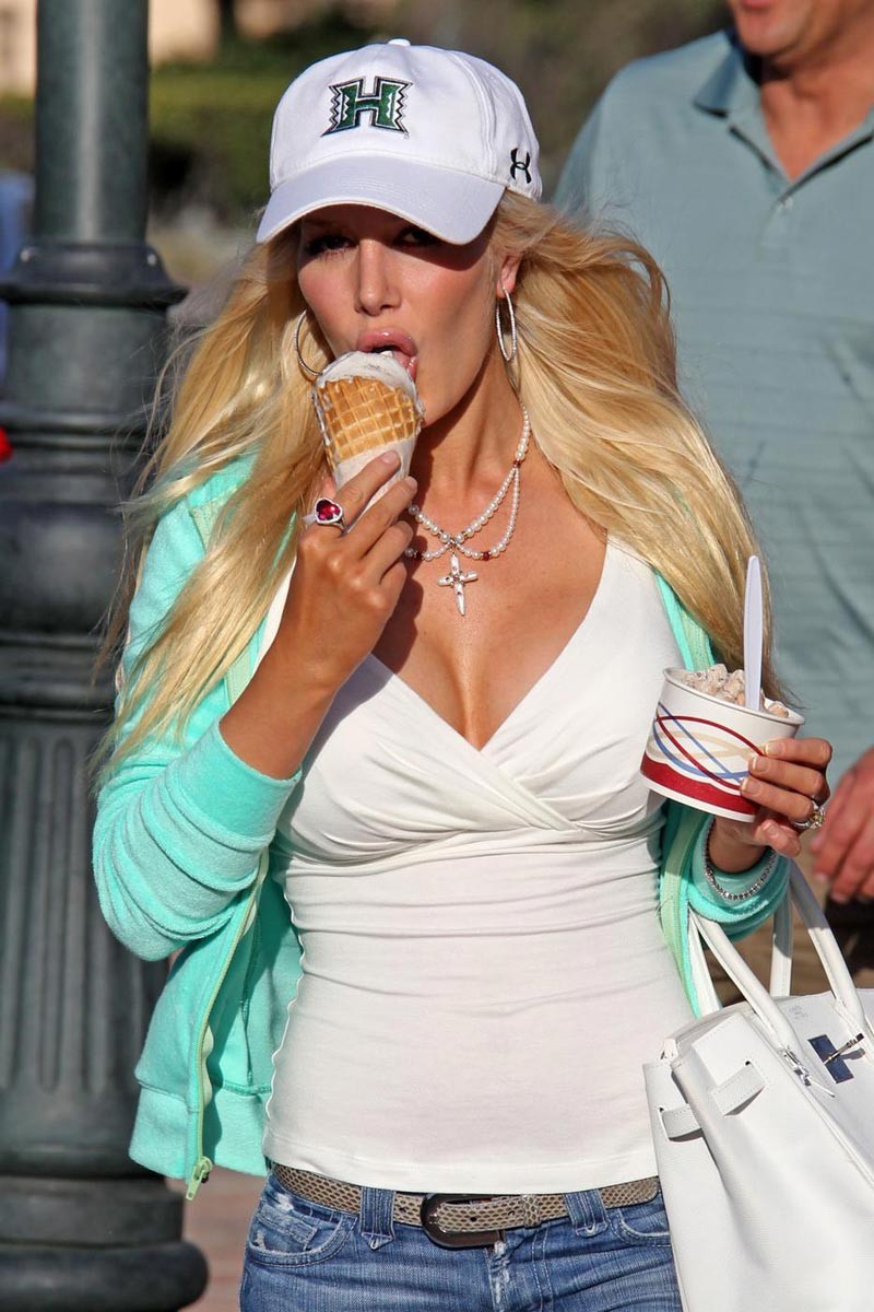 Heidi montag exhibant ses seins géants en bikini
 #75313418