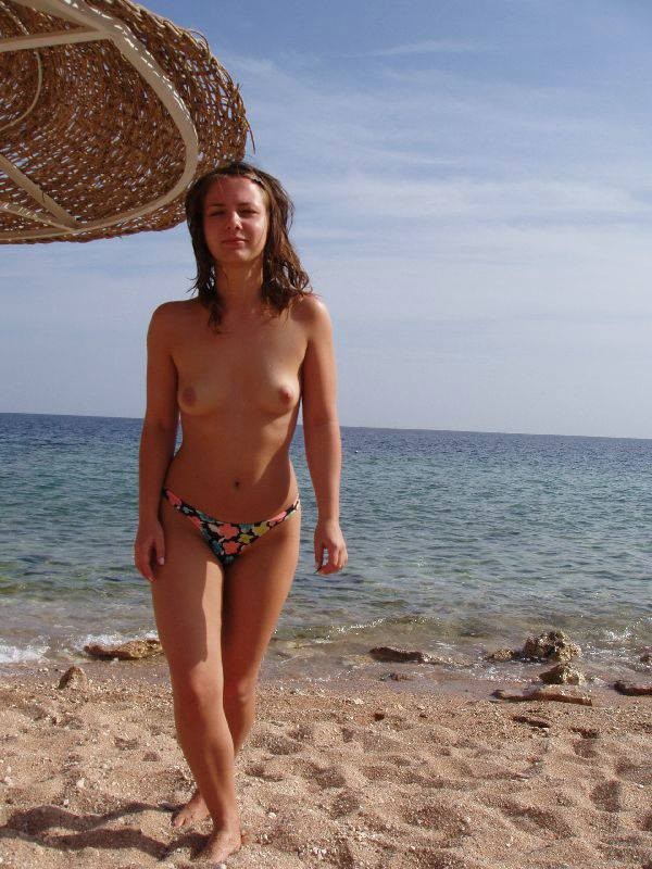 Curvaceous nude teen pose nell'acqua calda
 #72252606