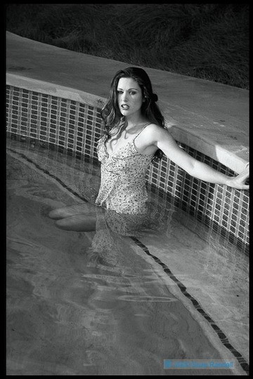 Aimee sweet mojada jugando en la piscina
 #78975337