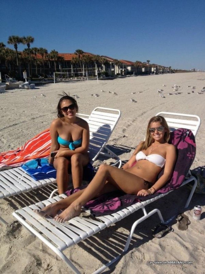 Sélection d'amatrices chaudes en bikini posant en plein air
 #67228915