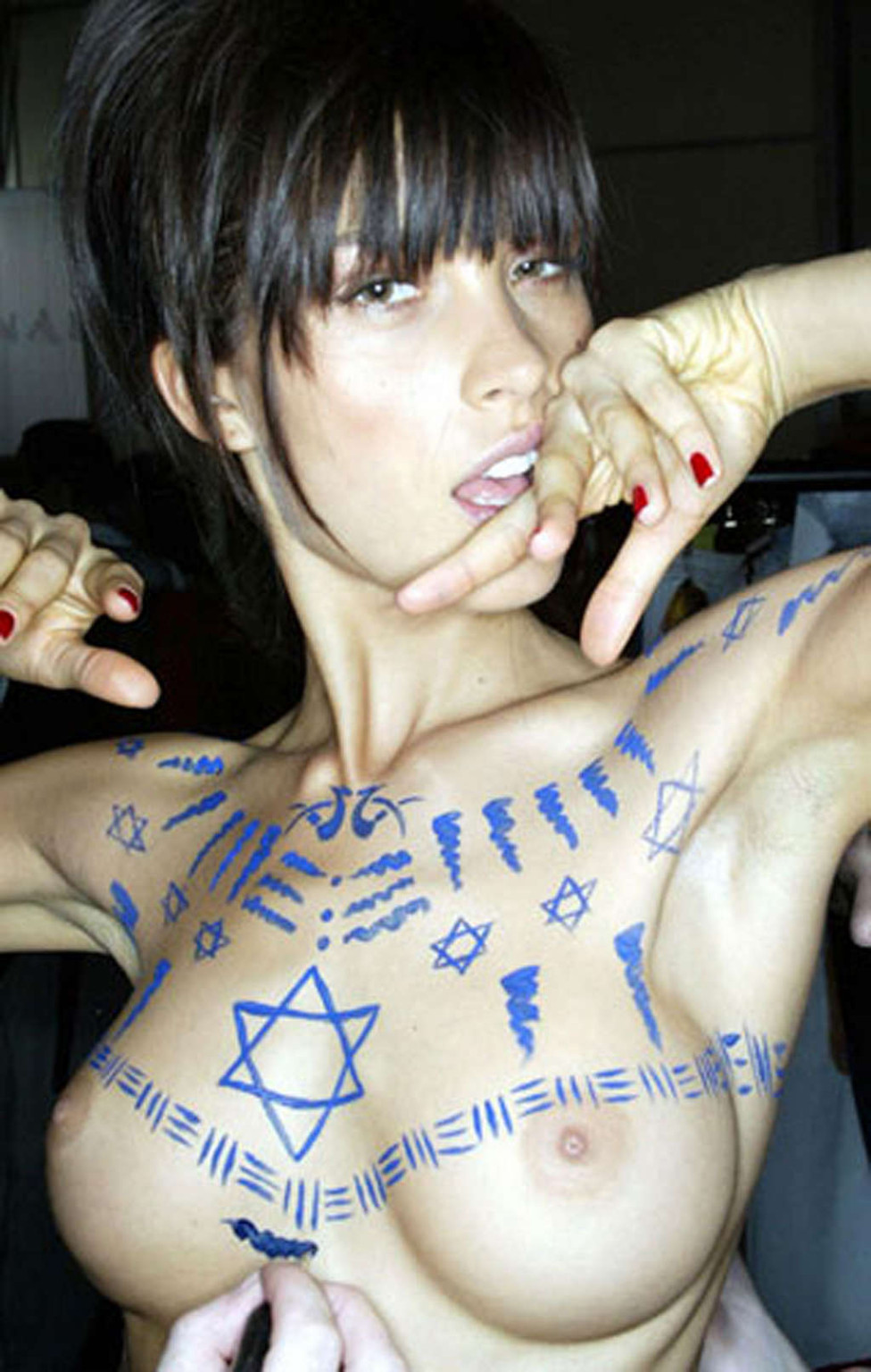 Petra nemcova mostrando sus grandes tetas en una sesión de fotos de body paint y su gran culo
 #75369926