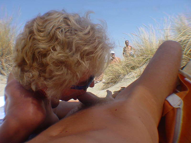 Amici sexy danno spettacolo con il loro amore per il nudismo
 #72252888