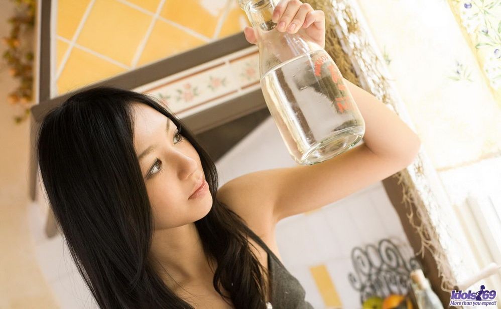La beauté japonaise Aino Kishi montre son corps et ses seins.
 #69742354